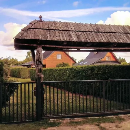 Holzhuette Mit Ueberdachter Terrasse Und Garten Kopalino